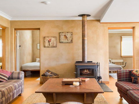 The Farmhouse - Grape Vines And Rolling Green Hills - Sunshine Coast Tourism 2