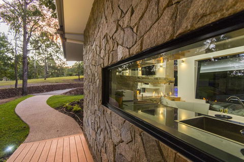 The Feathered Nest - Luxury Wildlife Retreat - Holiday Sunshine Coast 2