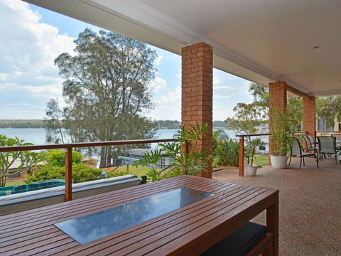 The House On The Lake @ Fishing Point, Lake Macquarie - Honestly Put The Line In And Catch Fish - Sunshine Coast Tourism 0