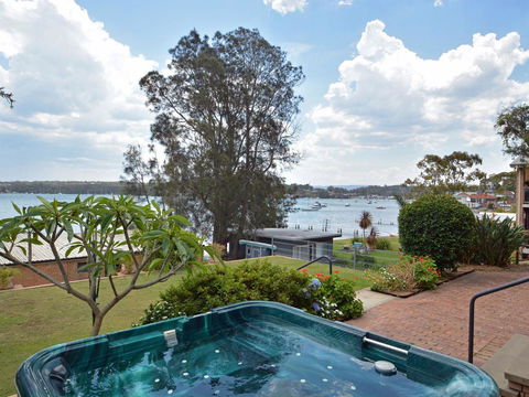The House On The Lake @ Fishing Point, Lake Macquarie - Honestly Put The Line In And Catch Fish - Holiday Sunshine Coast 1