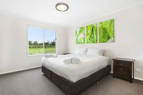 The Lake House @ 201 - Holiday Sunshine Coast 3
