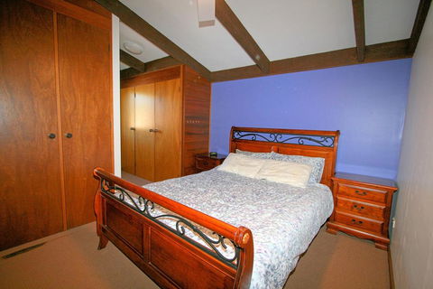 The Lakefront 69 Townsend Street - Sunshine Coast Tourism 1