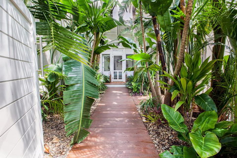 The Lakehouse In Raffetys Resort - Holiday Sunshine Coast 0