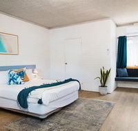 The Med Crescent Head - Holiday Sunshine Coast