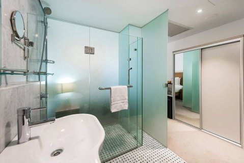 The Nest - Modern Room In Northbridge With Roof Terrace - Holiday Sunshine Coast 3