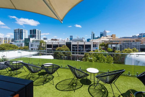 The Nest - Smart Suite On Newcastle St With Rooftop Views - Holiday Sunshine Coast 3