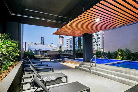 The Opulent Design APT In South Brisbane - Holiday Sunshine Coast 1