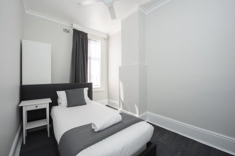 The Parade Hotel - Sunshine Coast Tourism 1