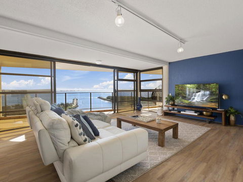 The Penthouse @ Point Cartwright - INSTANT HOTEL WINNER 2019 - Sunshine Coast Tourism 1