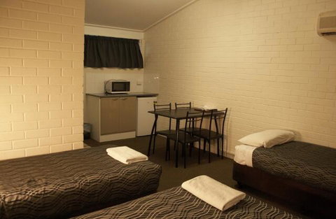 The Plains Motor Inn - Sunshine Coast Tourism 3
