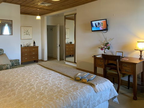 The Racecourse Inn - Sunshine Coast Tourism 1