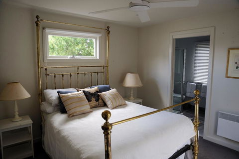 The Red Feather Inn - Sunshine Coast Tourism 0