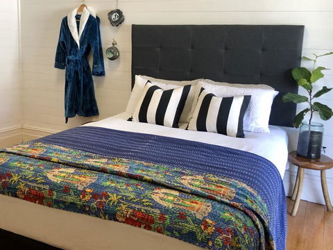 The Residence Stylish Comfort With Fireplace - Holiday Sunshine Coast 3