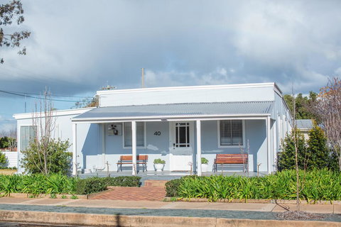 The Rested Guest 3 Bedroom Cottage West Wyalong - Sunshine Coast Tourism 0