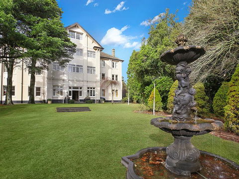 The Robertson Hotel - Holiday Sunshine Coast 1