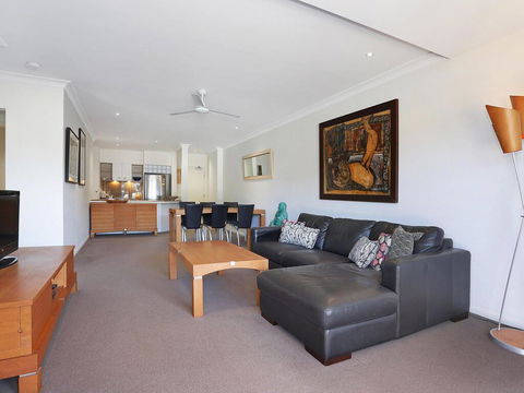 The Sands Unit 3 At 20 Pacific Parade Yamba Ocean View - Holiday Sunshine Coast 3