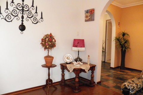 The Spanish Retreat And BnB - 24 Hrs - Holiday Sunshine Coast 2