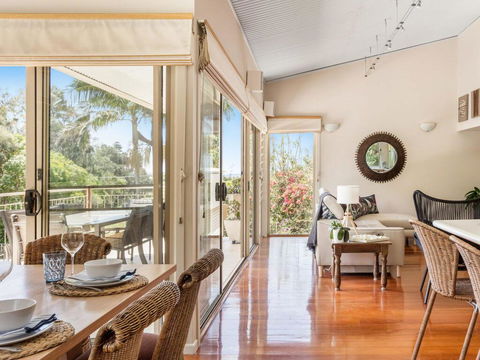The Stanwell Beach Glass House - Beach & Pool - Holiday Sunshine Coast 2