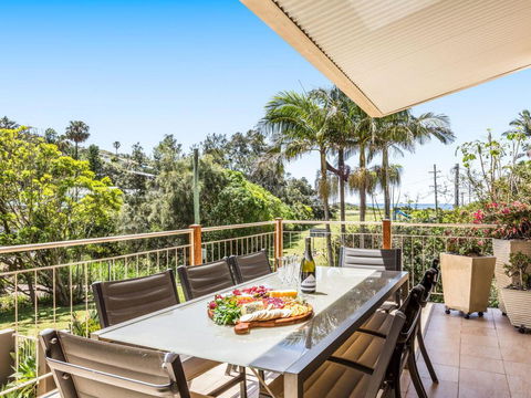 The Stanwell Beach Glass House - Beach & Pool - Holiday Sunshine Coast 3