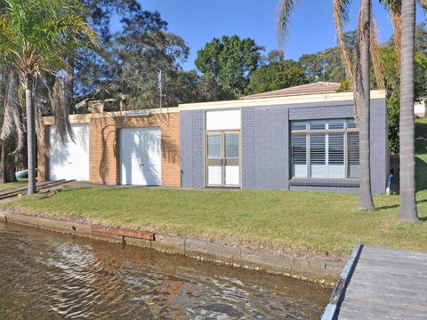 The Studio On The Lake @ Fishing Point, Lake Macquarie - Honestly Put The Line In And Catch Fish - Holiday Sunshine Coast 1