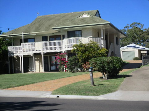 The Sun And The Sea In Hervey Bay - Sunshine Coast Tourism 0