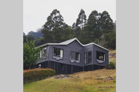 The Tin Dragon - Holiday Sunshine Coast 0