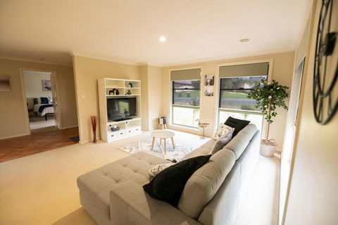 The Tinnock Entertainer Large & Comfy + Wifi - Holiday Sunshine Coast 1