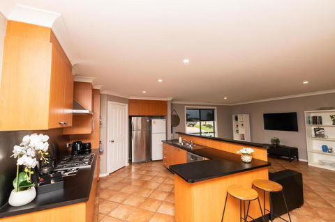 The Tinnock Entertainer Large & Comfy + Wifi - Holiday Sunshine Coast 3