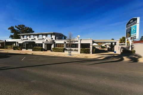 The Town House Motor Inn - Holiday Sunshine Coast 0