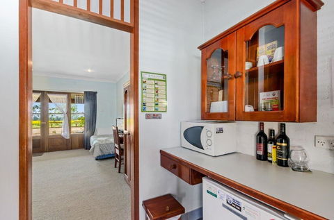 The Vineyard Motel - Sunshine Coast Tourism 1