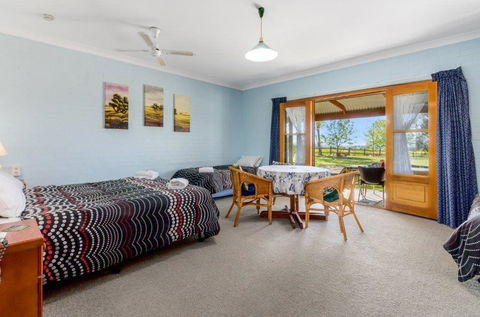 The Vineyard Motel - Sunshine Coast Tourism 3