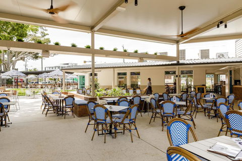 The Waterloo Bay Hotel - Sunshine Coast Tourism 2