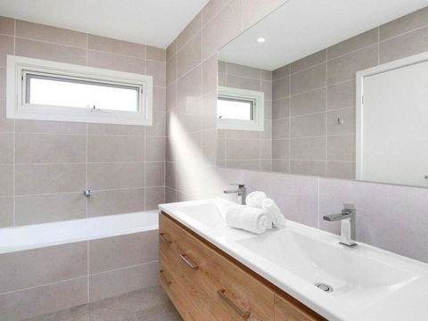The Wharf House - Budgewoi - Holiday Sunshine Coast 3