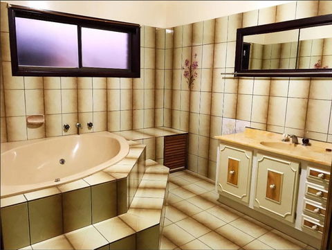 Thomastown Antique House En-suite Room - Sunshine Coast Tourism 1
