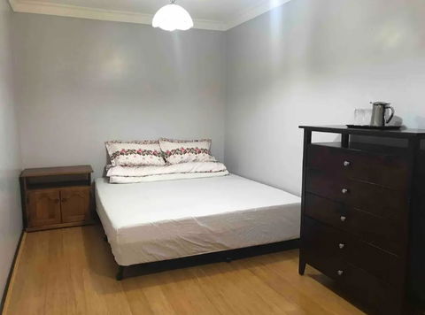 Thomastown Antique House En-suite Room - Sunshine Coast Tourism 0