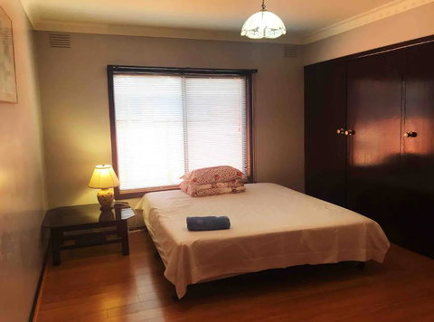 Thomastown Antique House Room 1 - Holiday Sunshine Coast 0