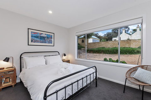 Thunder Point Cottage - Sunshine Coast Tourism 1