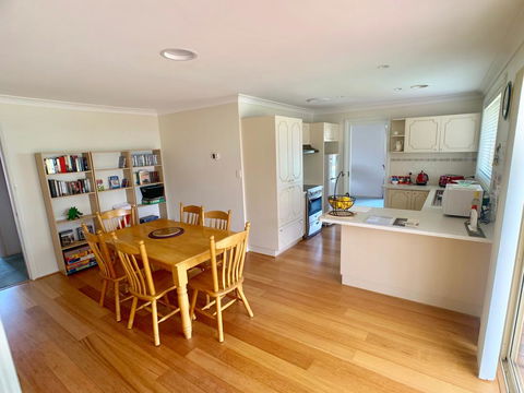 Tidy Home In A Leafy Suburb, Great Location - Holiday Sunshine Coast 2