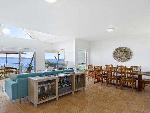 Tilbury Breeze - Ocean Views, Comfort And Style - Sunshine Coast Tourism 3