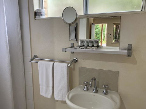 Tin Can Bay Motel - Sunshine Coast Tourism 2