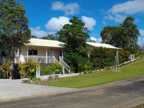 Tinaroo Sunset Retreat - Holiday Sunshine Coast 0