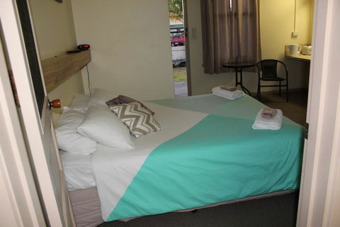 Tocumwal Hotel Motel (The Palms) - Holiday Sunshine Coast 0