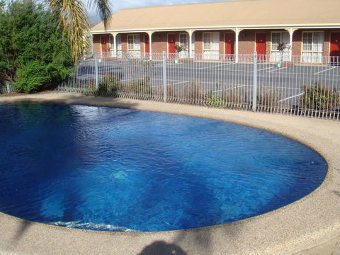 Top Of The Town Motel - Sunshine Coast Tourism 1