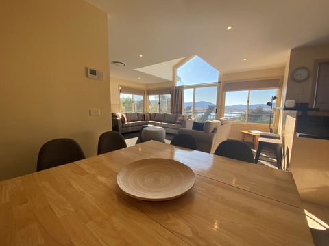 Torino 6 - Lake Jindabyne & Snowy Mountain Views - Sunshine Coast Tourism 1