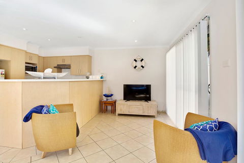 Townhouse In The Heart Of Port Stephens - Sunshine Coast Tourism 3