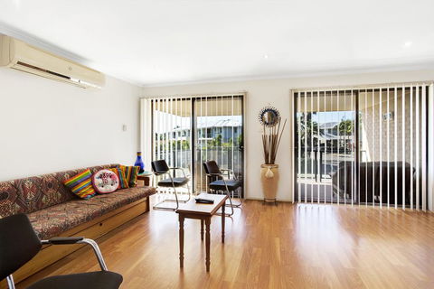 Townhouse In The Heart Of Port Stephens - Sunshine Coast Tourism 0
