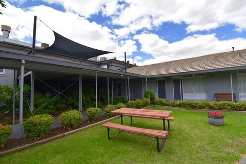 Townhouse Motel Cowra - Sunshine Coast Tourism 1