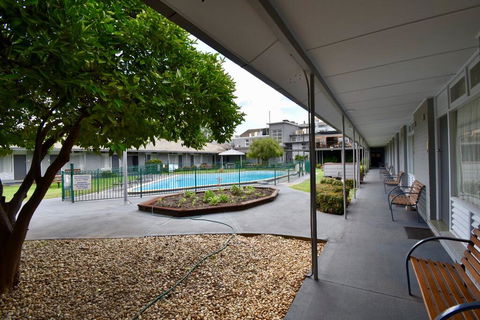Townhouse Motel Cowra - Sunshine Coast Tourism 3