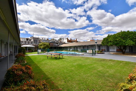 Townhouse Motel Cowra - Sunshine Coast Tourism 2