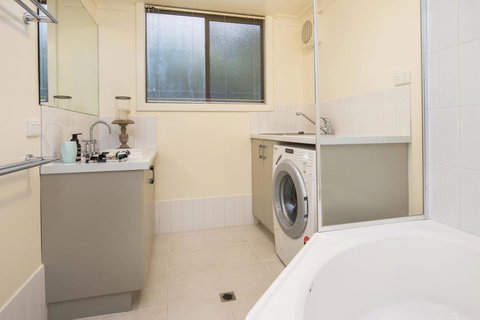 Tranquil Waters - Pet Friendly Family Beach House In Quindalup - Sunshine Coast Tourism 3